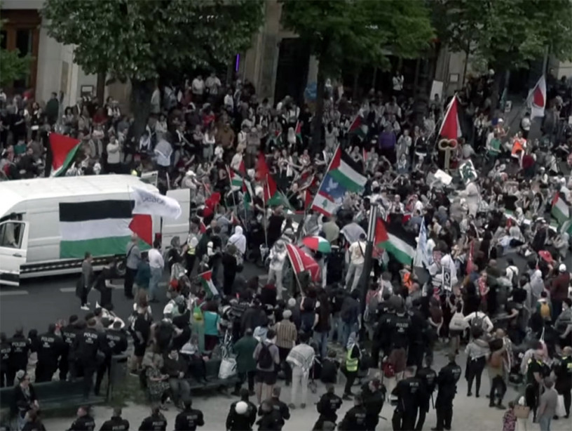 Demonstration am 14.4. nach der Auflösung des Palästina-Kongress in Berlin. Screenshot YouTube 