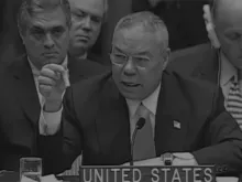 Am 5. Februar 2003 hielt der US-Außenminister Colin Powell vor dem Sicherheitsrat der Vereinten Nationen eine Rede, in der er die Gründe für die geplante US-Invasion im Irak im folgenden Monat darlegte. Seine Darstellung stützte sich jedoch auf falsche Beweise. Powell behauptete, der irakische Präsident Saddam Hussein und sein Regime würden Massenvernichtungswaffen verbergen. (Videobildschirmaufnahme)