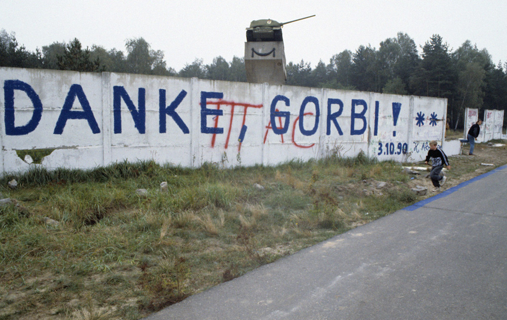 Eine weisse Mauer entlang einer Strasse, auf der in blauer Blockschrift steht: „Danke, Gorbi.“