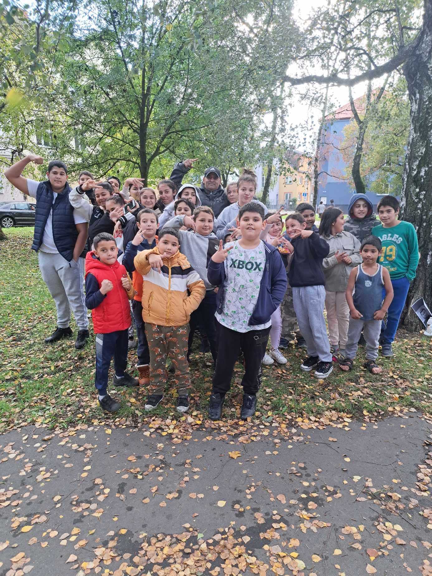 Roma Kinder demonstrieren gegen Gewalttaten von Ukrainern in Tschechien.