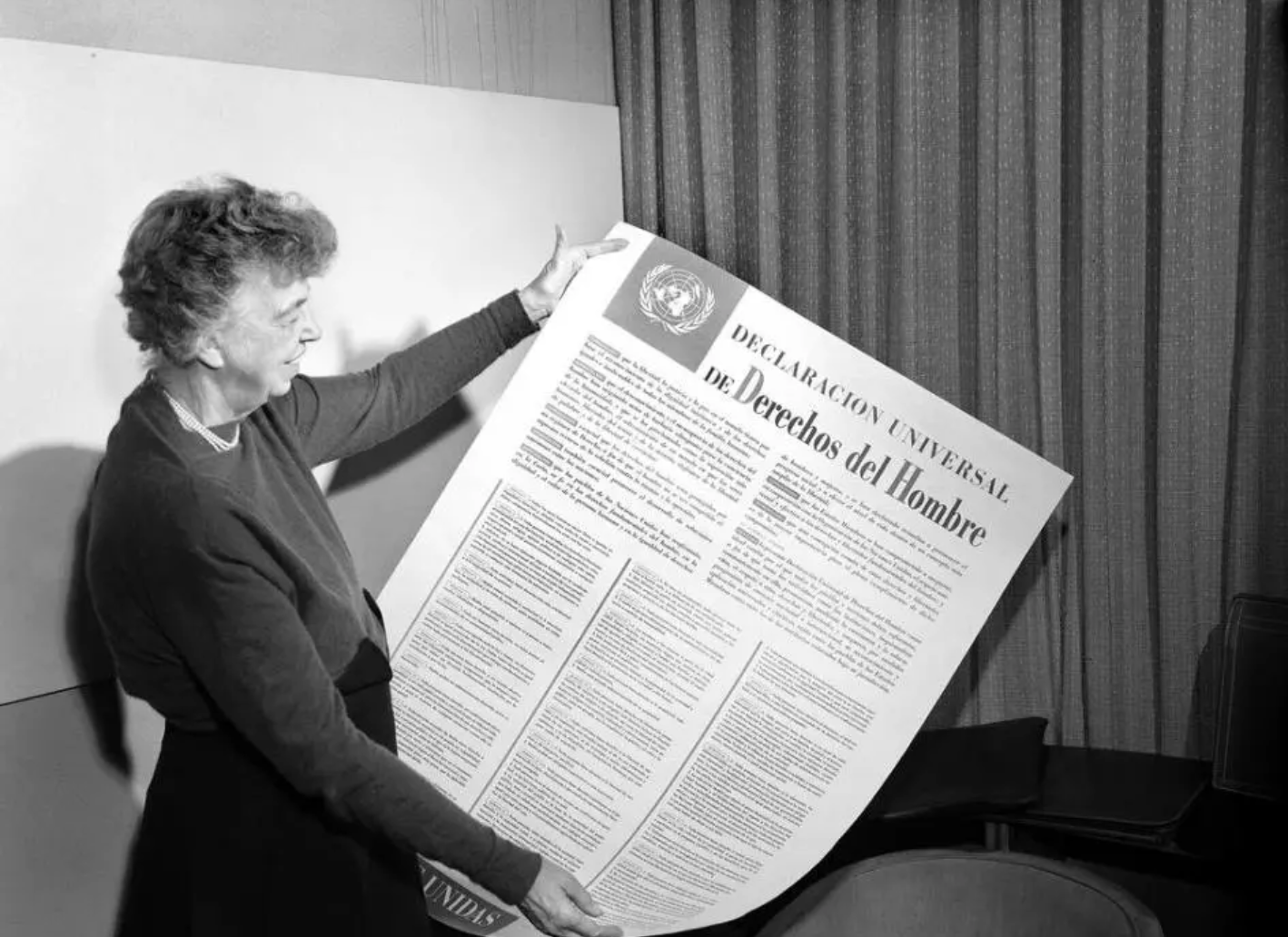 Eleanor Roosevelt hält die Allgemeine Erklärung der Menschenrechte (UDHR) hoch