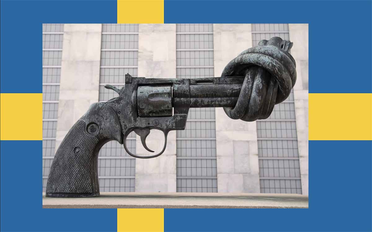 Skulptur auf schwedischer Flagge