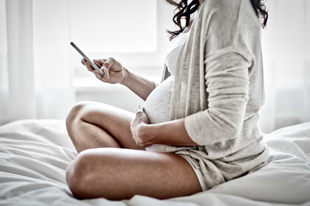 Schwangere mit Handy