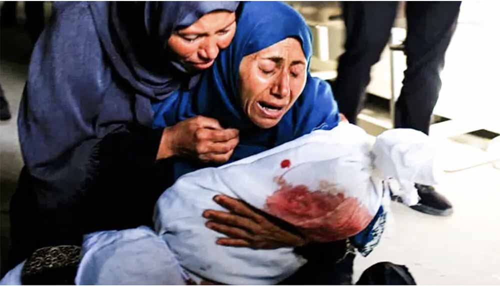Eine palästinensische Frau, die ihr von den israelischen Streitkräften getötetes Kind nur noch verhüllt in den Armen halten kann ... Das ist der jetzige Alltag in Gaza.