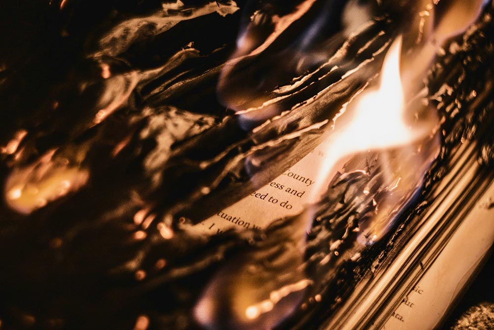 Bei der Temperatur von «Fahrenheit 451» soll Buchpapier sich selber entzünden (Bild: Brendan Stephens/unsplash.com)