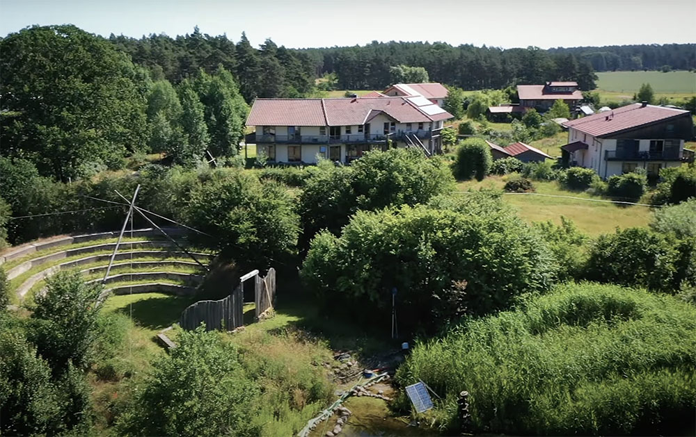 Ökodorf Sieben Linden in Sachsen-Anhalt. Foto: Screenshot