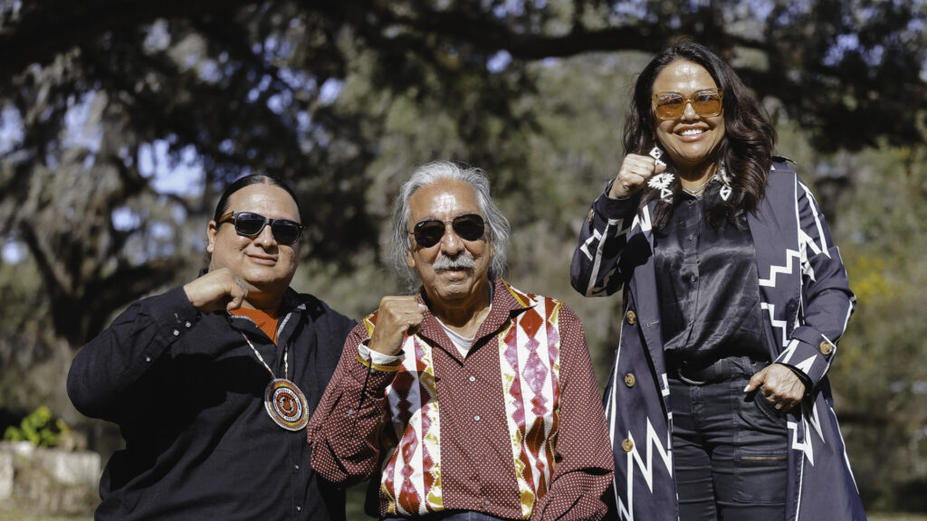 Nick Tilsen, Leonard Peltier, Holly Cook Macarro (Bild von Angel White Eyes für NDN)