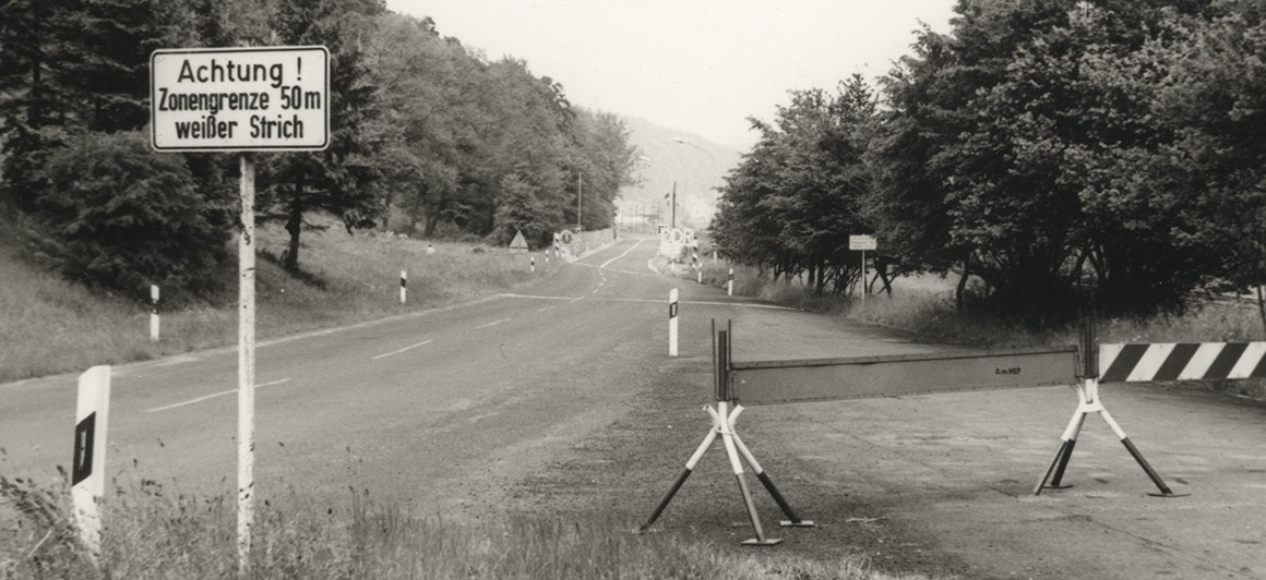 Vor der deutsch-deutschen Grenze in Herleshausen 1968. Foto: Lore Brodhäcker, Privatarchiv Dr. Renate Werwigk-Schneider