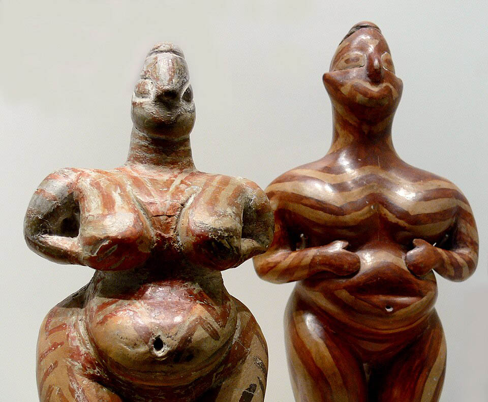 Frauenstatuetten aus Hacilar, Südost-Anatolien, Türkei. Museum für Vor- und Frühgeschichte Berlin. Photo: Andreas Praefcke
