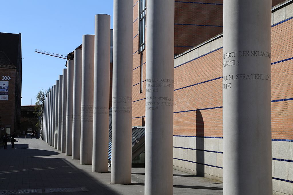 Straße der Menschenrechte in Nürnberg. (Bild von Dani Karavan via Wikimedia Commons | CC BY-SA 3.0)