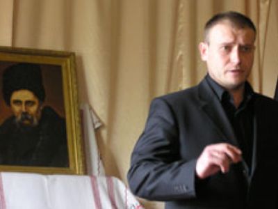 Dmitro Yarosh when founding the Anti-Imperialist Front against Russia with the jihadists. He is now special adviser to the head of the Ukrainian armies.