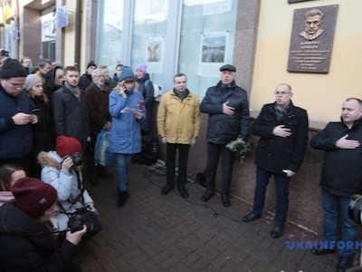 Einweihung einer Gedenktafel für den Verbrecher gegen die Menschlichkeit Dmytro Dontsov an der Fassade der staatlichen Nachrichtenagentur Ukrinform. Während der Zeremonie versicherte der Generaldirektor von Ukrinform, dass Dontsov 1918 die erste ukrainische Presseagentur, UTA, gegründet hat, deren Nachfolger Ukrinform ist.