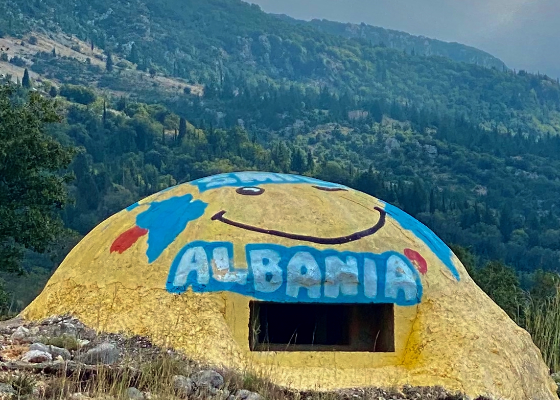 Aus Angst vor dem Atomkrieg: Ein Bunker in jedem albanischen Dorf (Bild NL)