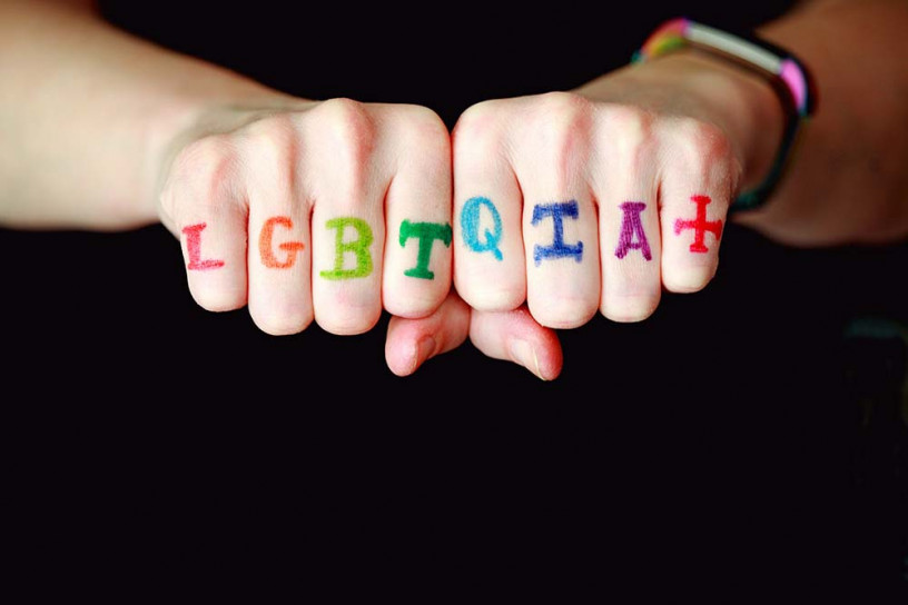 Hände mit LGBTQ-Aufschrift
