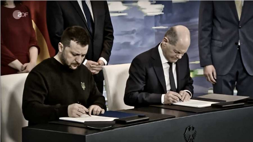Selenski und Scholz unterzeichnen Absichten. (Bild Screenshot ZDF)