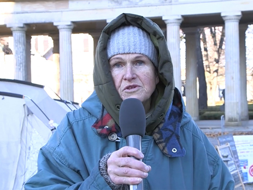 Marion Nawroth im Hungerstreik im Friedenscamp beim Berliner Dom (Videobildschirmaufnahme).