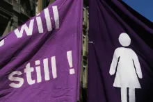 Violette Fahnen mit Frauengestalt