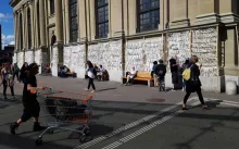 Wimpel mit Namen von Flüchtlingen an der Heiliggeistkirche in Bern