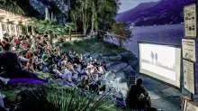 Open-Air-Kino am See mit Besuchern auf Treppenstufen