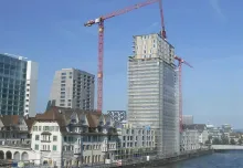 Die Hochhäuser beim Escher-Wyss-Platz, Plakat vor der Volksabstimmung und die Hochhäuser im Bau (Fotos Heinrich Frei)