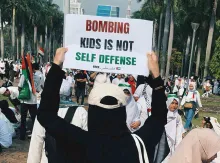 Demonstration: «Kinder zu bombardieren, ist keine Selbstverteidigung». Foto Evi Hanifah