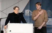 Andrej Konovalow und Artyom Klyga auf der Abschlusskundgebung in Berlin