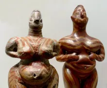 Frauenstatuetten aus Hacilar, Südost-Anatolien, Türkei. Museum für Vor- und Frühgeschichte Berlin. Photo: Andreas Praefcke