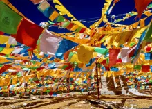 Tibetische Gebetsfahnen: «Eine so schlichte, gelebte Gläubigkeit findet sich nirgends sonst auf der Welt» (Bild Netzfund)