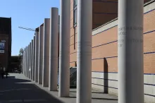 Straße der Menschenrechte in Nürnberg. (Bild von Dani Karavan via Wikimedia Commons | CC BY-SA 3.0)