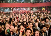 Das Publikum im «Bataclan» am 13.11.2015 - Minuten vor dem Terroranschlag  (Bild Netzfund)