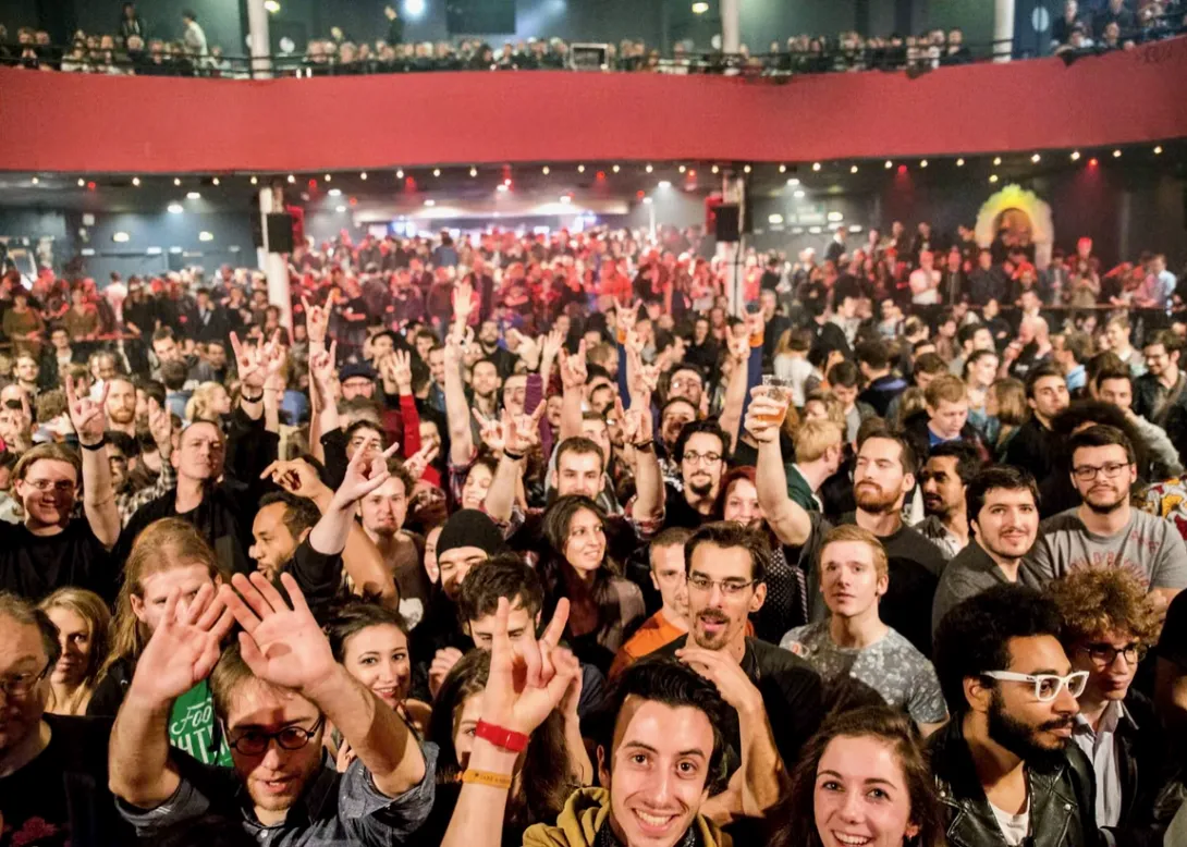 Das Publikum im «Bataclan» am 13.11.2015 - Minuten vor dem Terroranschlag  (Bild Netzfund)