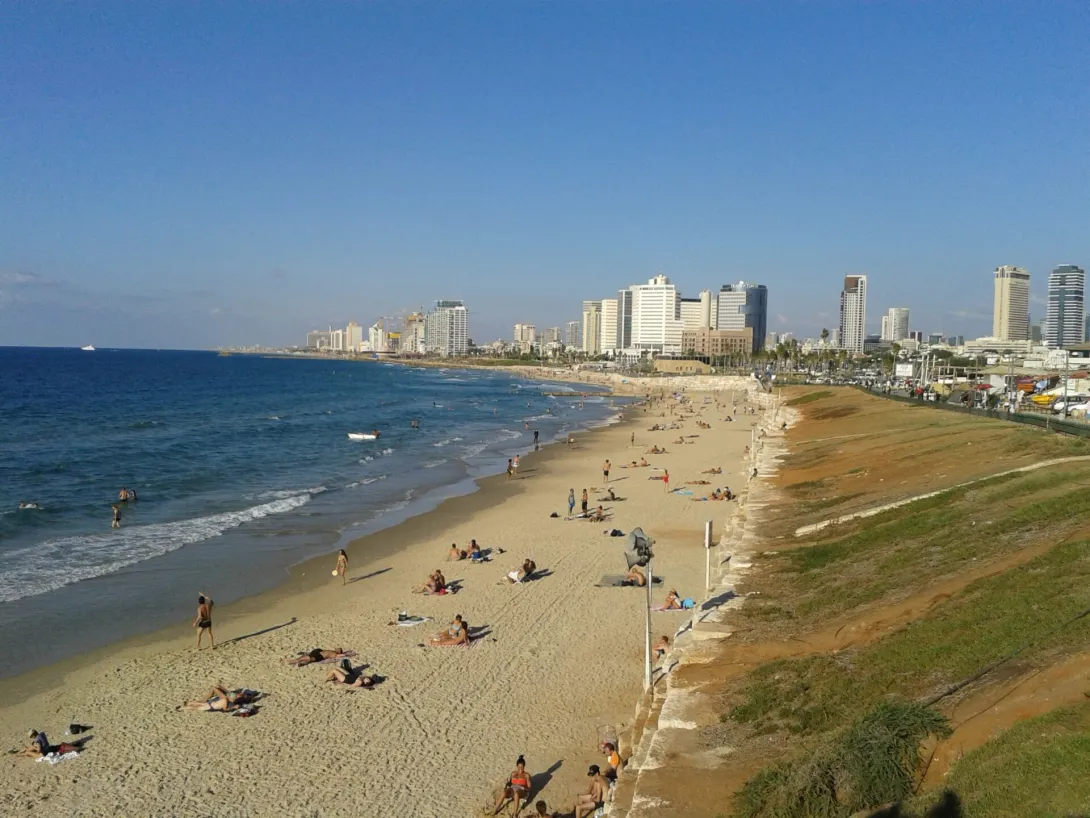 Das blaue Mittelmeer vor Tel Aviv in der Vergangenheit – heute grün vor Algen (Foto: © H. Merkelbach)